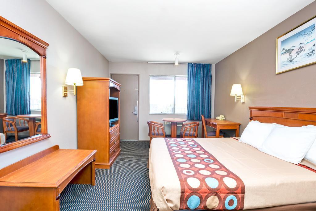 Super 8 By Wyndham Ontario Ca