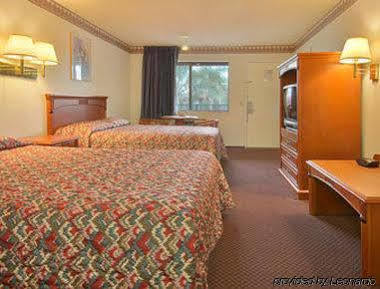 Hotel Super 8 By Wyndham Ontario Ca
